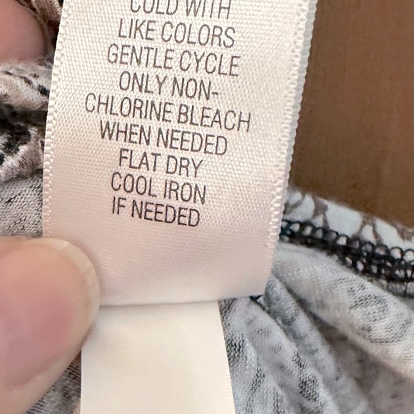 Craft & Barrow Womens top in black,tan and white print. 3/4 sleeves. - Picture 5 of 7